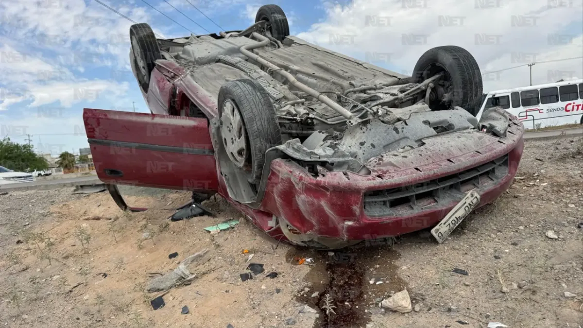 Abandonan vehículo volcado en el bulevar Independencia