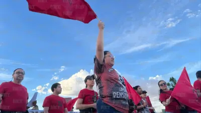 Marchan docentes en Juárez: Exigen mejores condiciones laborales