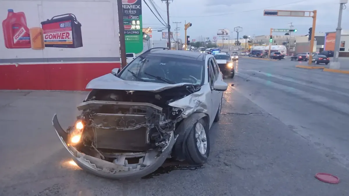 Conductor provoca choque al pasarse semáforo rojo en la Óscar Flores