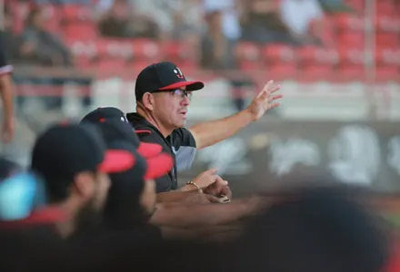 Se va de Indios 'El Pistolero' González, manager del campeonato 2025