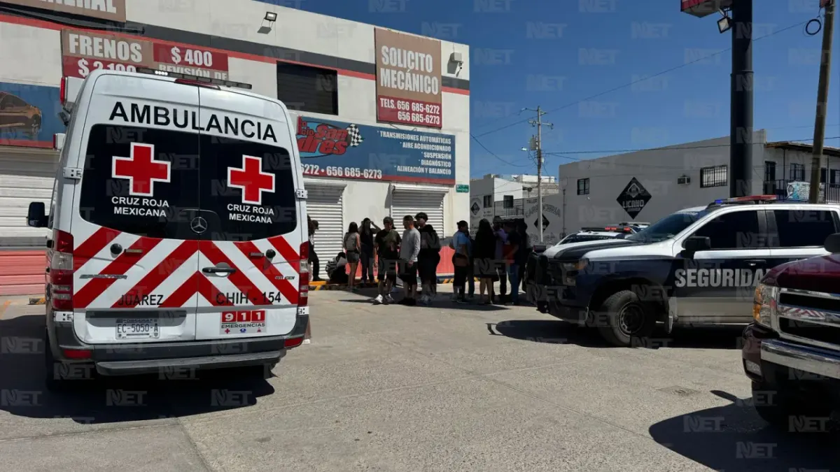 Atienen paramédicos a mujer embarazada y menor tras choque en la Carlos Amaya
