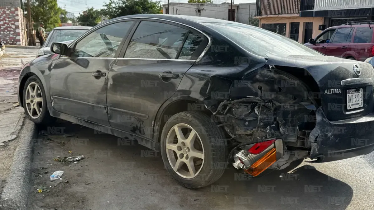 Se le sale la llanta y choca contra dos autos estacionados en la Chaveña