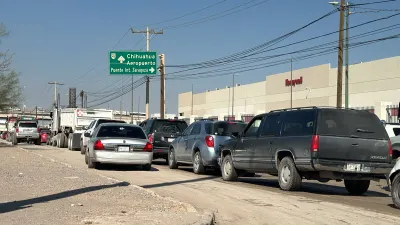 Choque entre auto y tráiler afecta el tránsito en Miguel de la Madrid