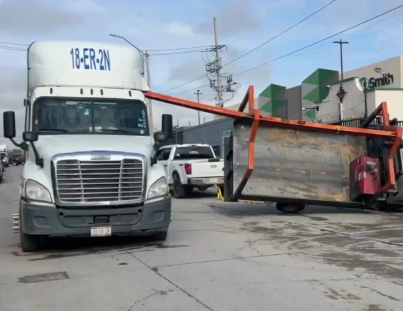 Vuelca tráiler tras choque en calle Costa de Marfil