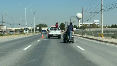 Cierran dos carriles del bulevar Óscar Flores por trabajos de pintura