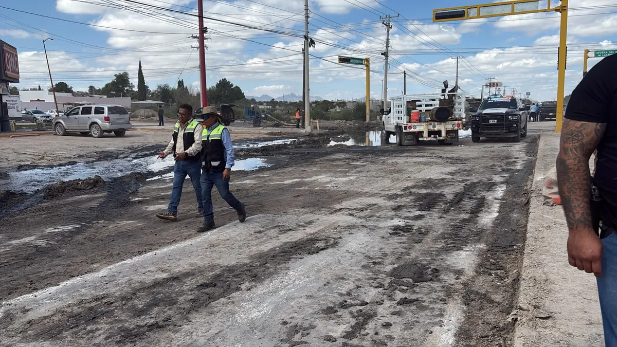 Supervisa Héctor Ortiz reparación de daños en la carretera Juárez-Porvenir