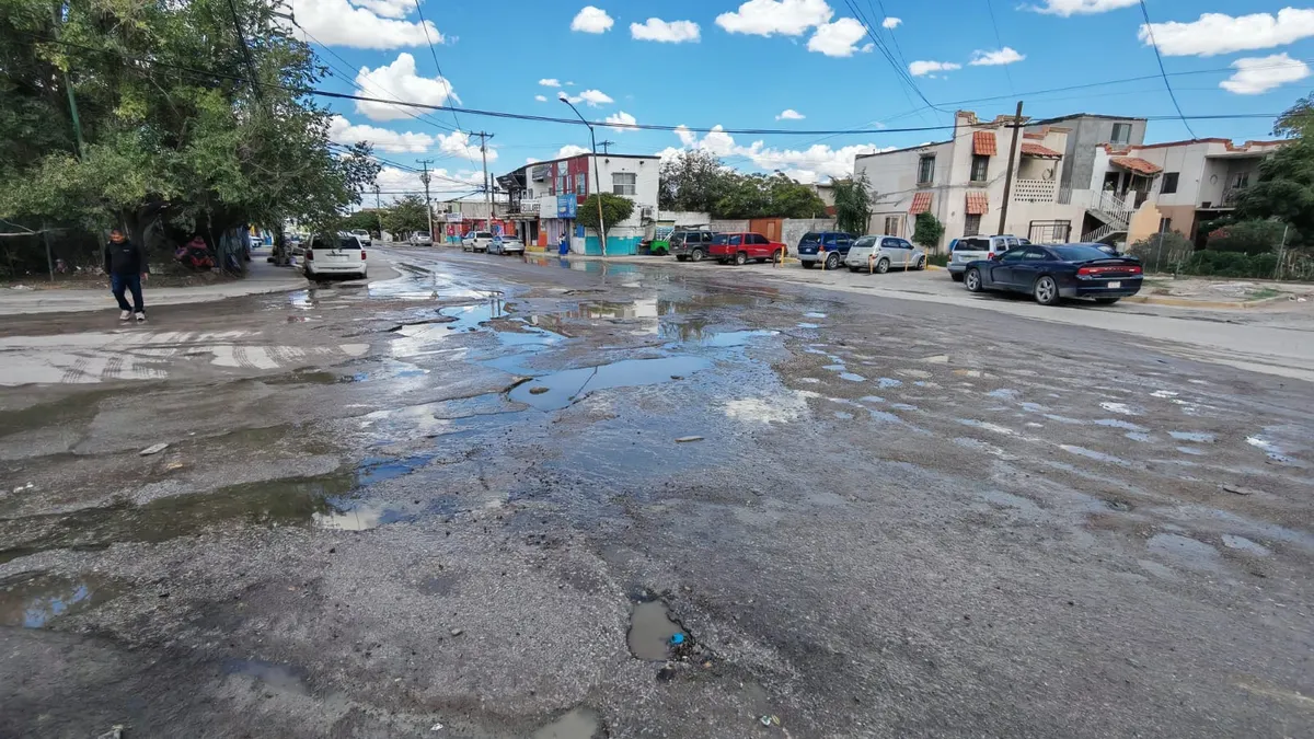 Piden vecinos de Eco 2000 reparación de calles afectadas por fuga de agua