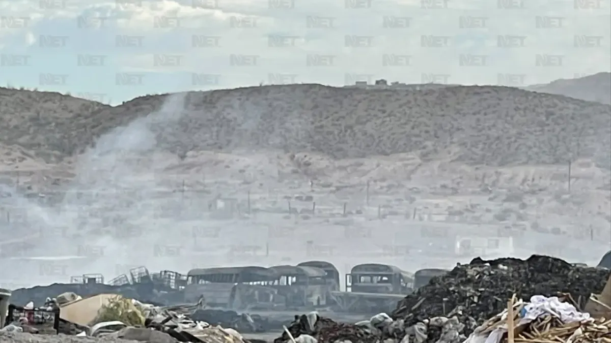 Cumplen Bomberos cerca de 48 horas combatiendo incendio de recicladora