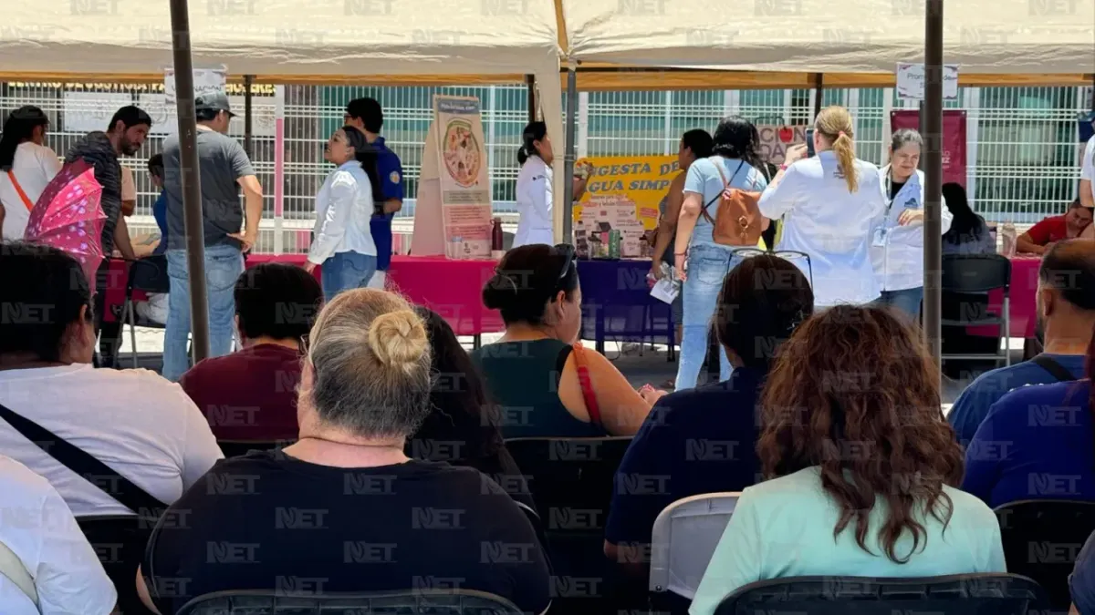 Reciben mujeres atención médica y trámites en feria del Cejum