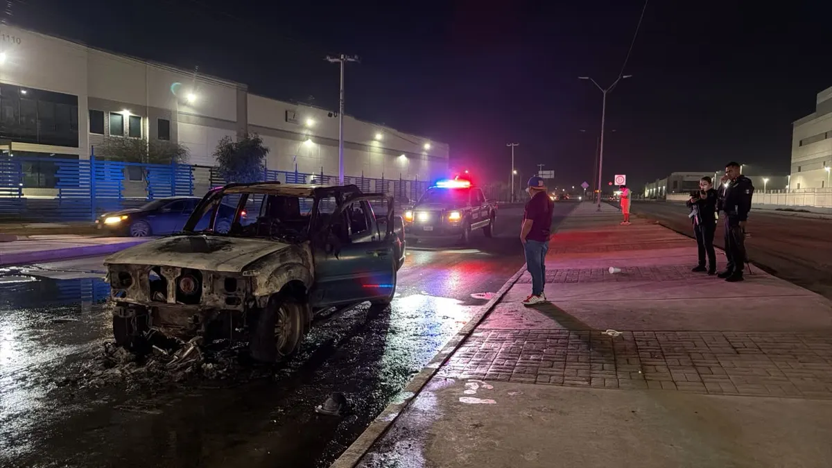 Incendio de camioneta moviliza a Bomberos en Ciudad Juárez