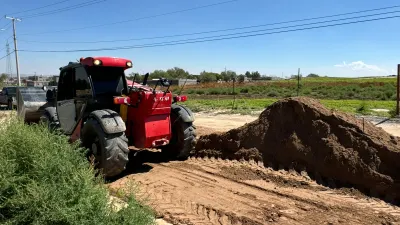 Reparan calles de terracería en El Sauzal por iniciativa de particulares