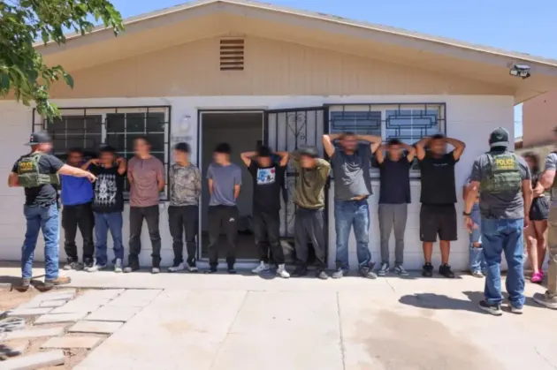 Hallan 12 migrantes en casa de seguridad de El Paso; investigan tráfico humano