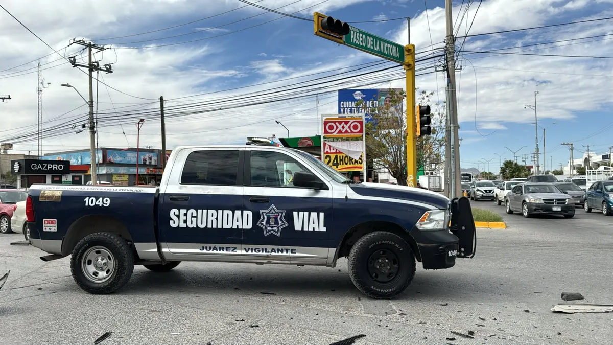 Deja choque dos autos varados en Paseo de la Victoria y Tapioca