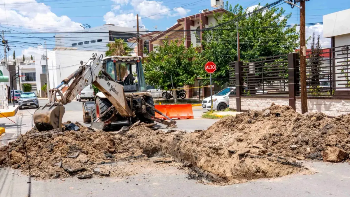 Reemplaza JMAS tubería colapsada en San Jerónimo tras hundimiento