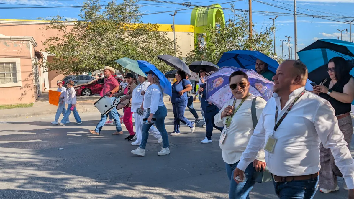 Más de mil trabajadores del IMSS marchan en Juárez; exigen aumento salarial e insumos