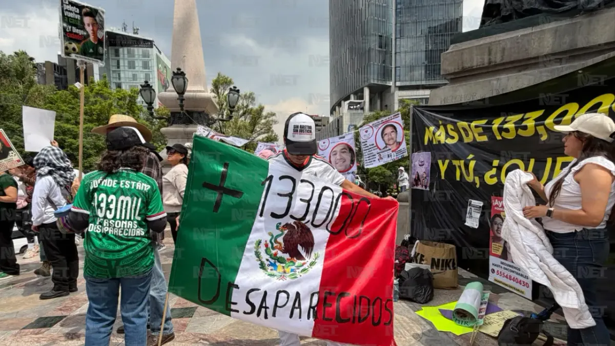 Colocan colectivos fichas de desaparecidos en el Ángel de la Independencia