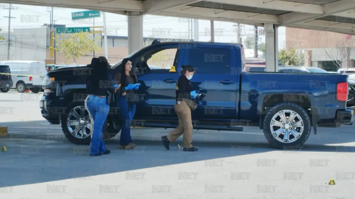 Hallan hombre sin vida dentro de camioneta en estacionamiento de supermercado
