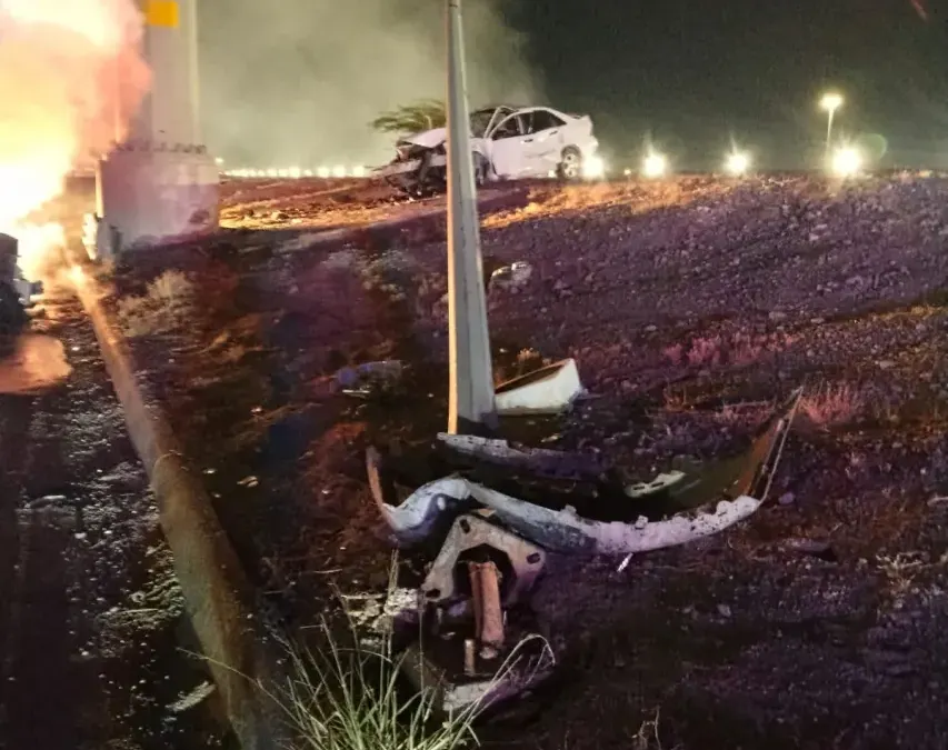 Se incendia vehículo tras choque en bulevar Juan Pablo II durante la madrugada