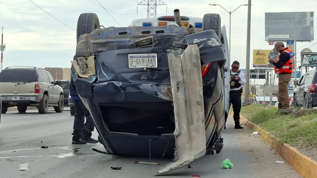 Vuelca automovilista en la De las Torres tras impactar banqueta y poste