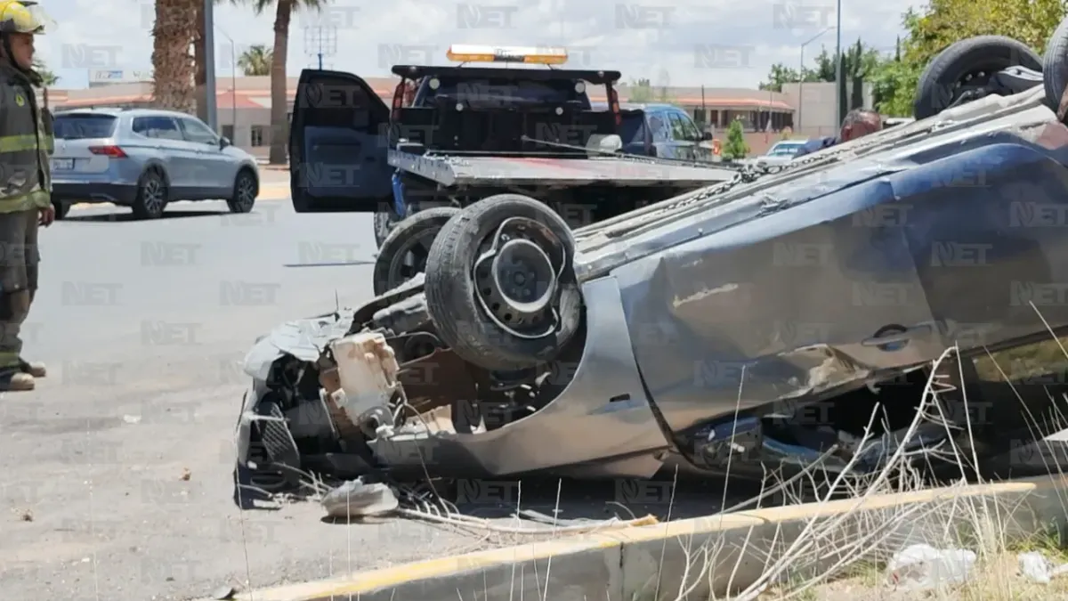 Vuelca conductor en Las Américas tras perder control por llanta baja