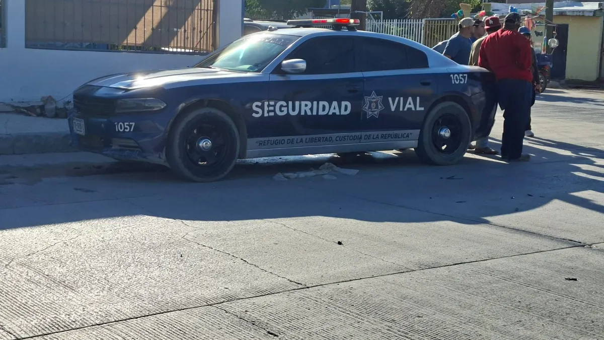 Chocan dos vehículos por omitir alto en fraccionamiento Del Real