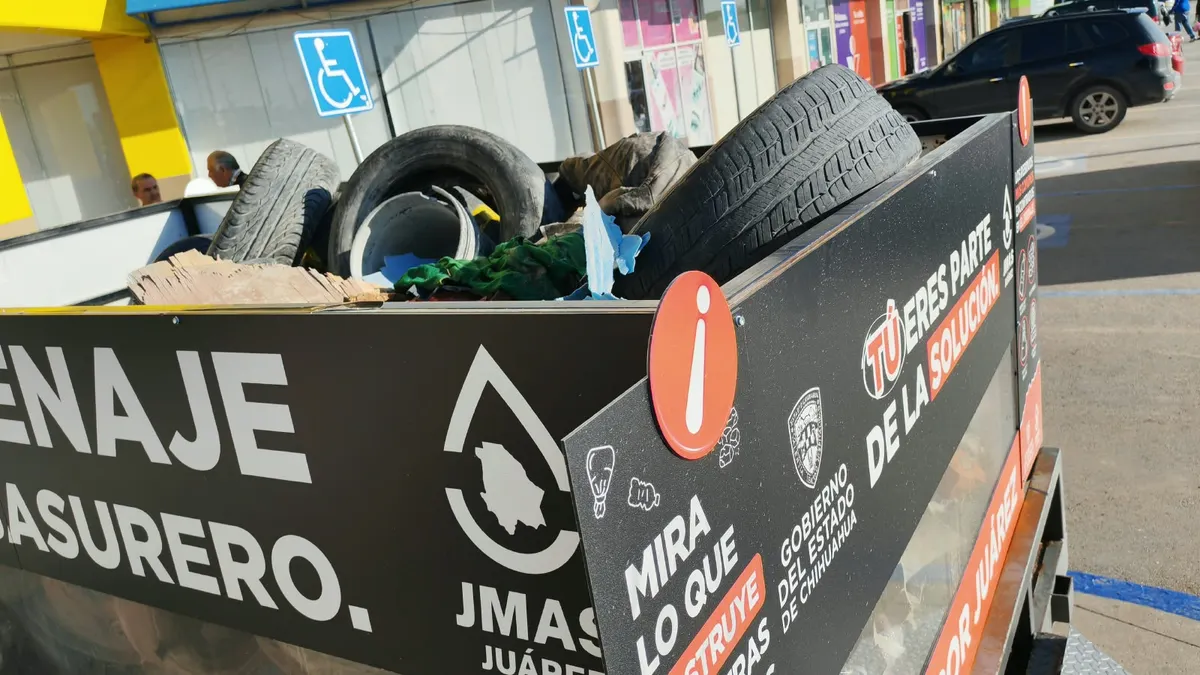 Exhibe JMAS desechos extraídos del drenaje en Plaza Las Américas