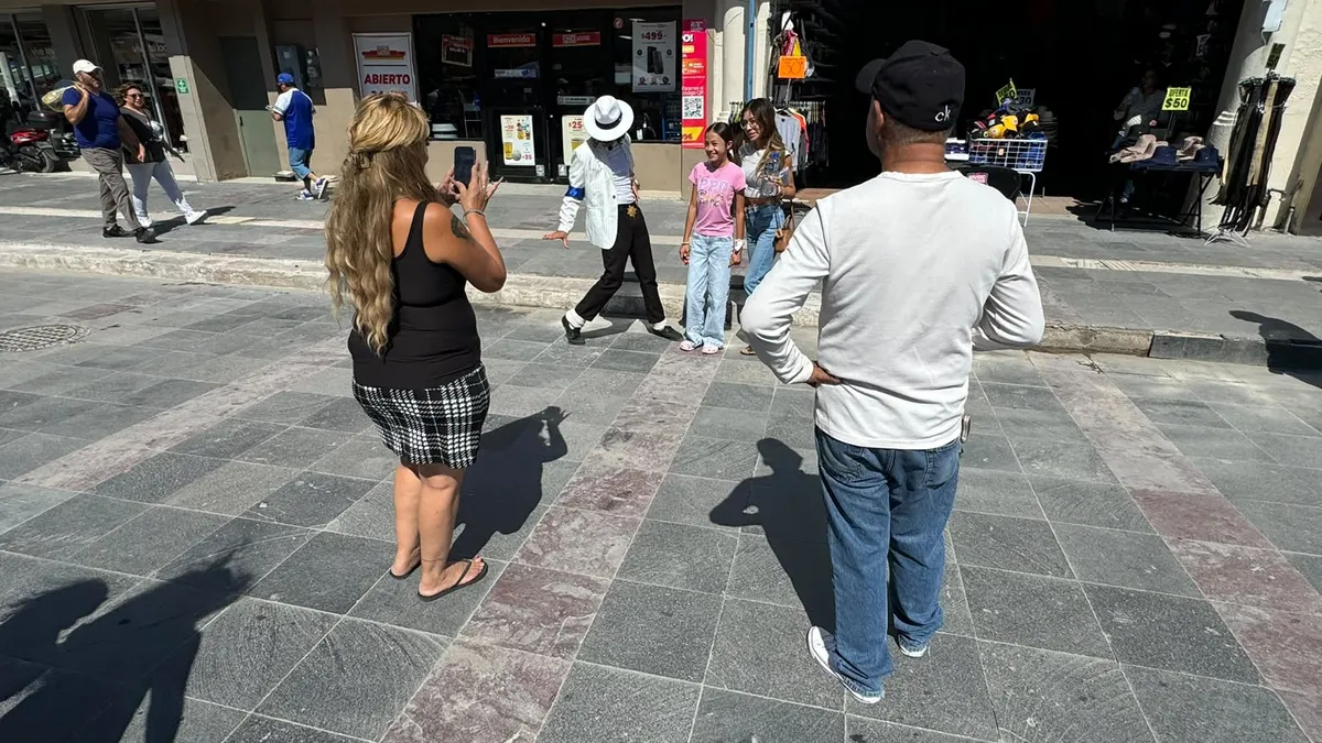 Con moonwalk incluido, imitador de Michael Jackson cautiva en el Centro de Juárez