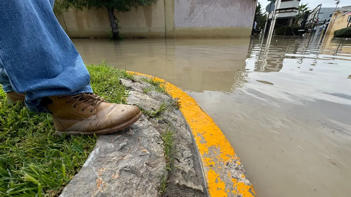 Inunda agua fraccionamientos Gardeno y Natura en Juárez
