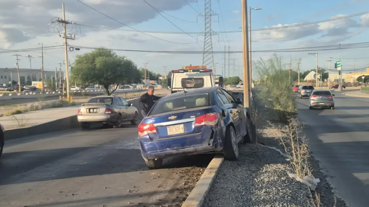 Conductor choca contra poste en Las Torres y provoca caos vial