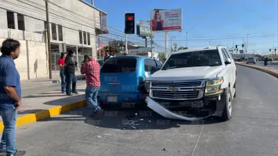 Choque frontal en avenida Bermúdez y Gómez Morín deja daños materiales