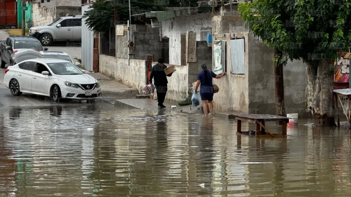 Quedan vecinos atrapados en sus viviendas por inundación en la colonia Azteca