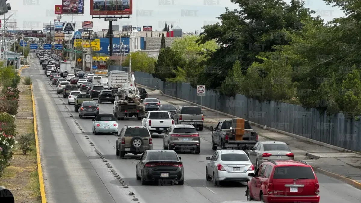 Tráfico complica la movilidad en avenidas principales de Juárez este viernes
