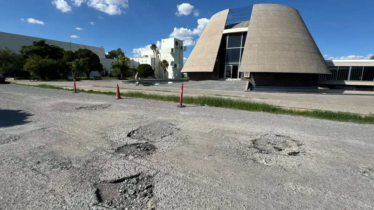 Baches frente al Museo de Arte complican la circulación