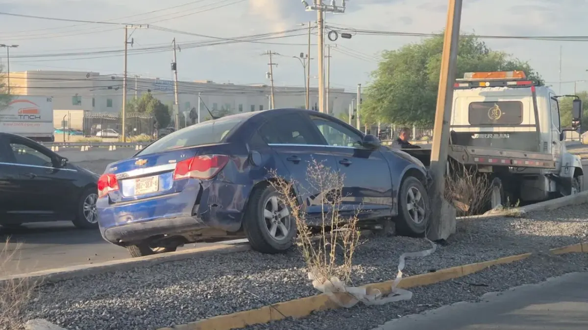 Conductor choca contra poste en Las Torres y provoca caos vial