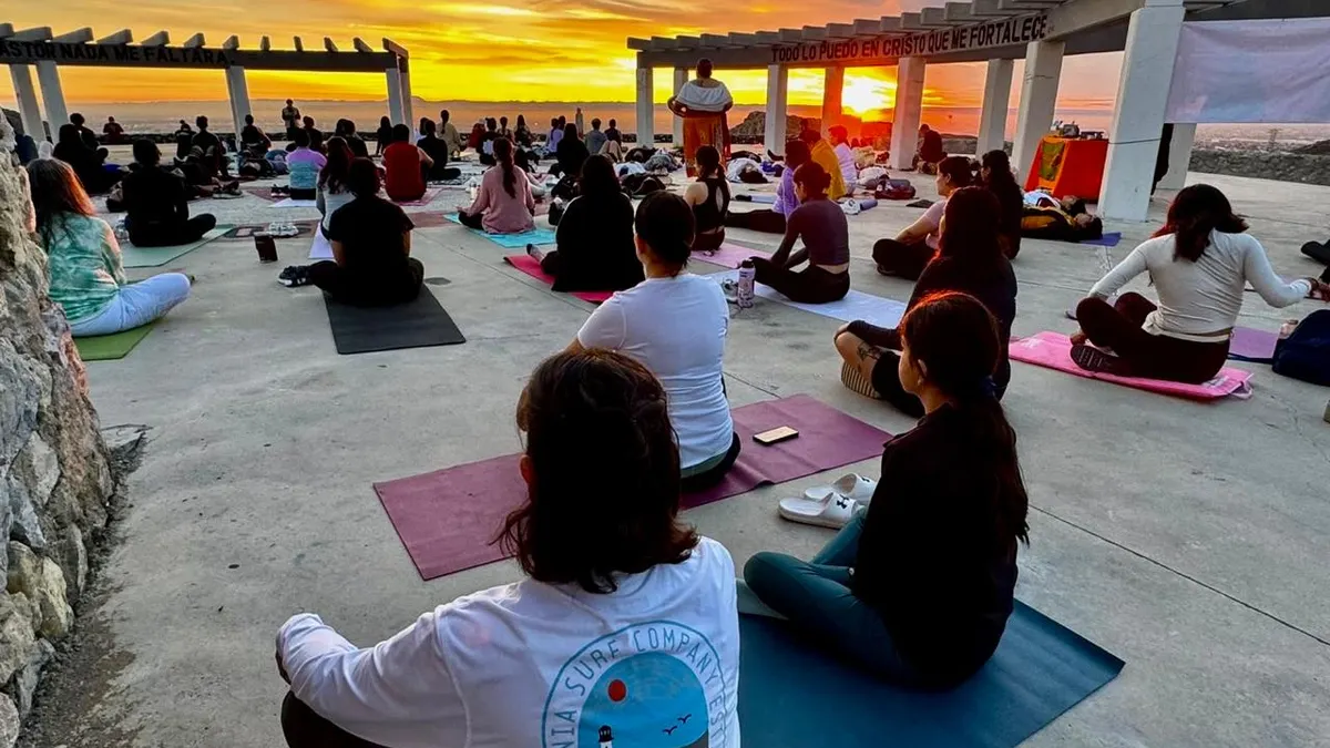 Realizan sesión de yoga al aire libre en el mirador Rosa de los Vientos