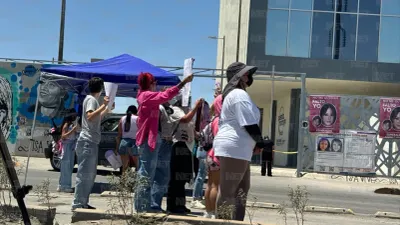 Bloquean manifestantes bulevar Zaragoza frente a la FEM