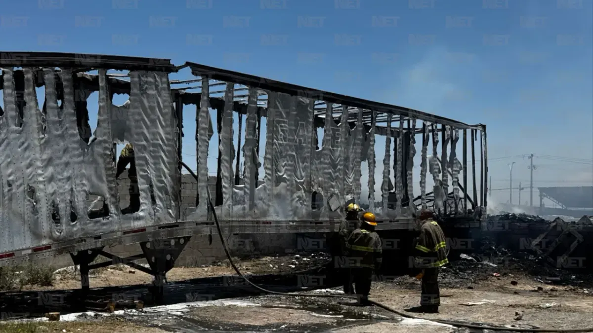 Incendio consume dos cajas de tráiler en la Panamericana
