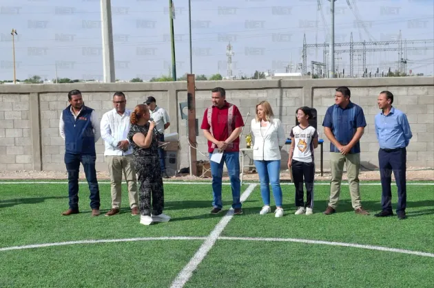 Entrega Municipio cancha con pasto sintético en Secundaria Federal 22