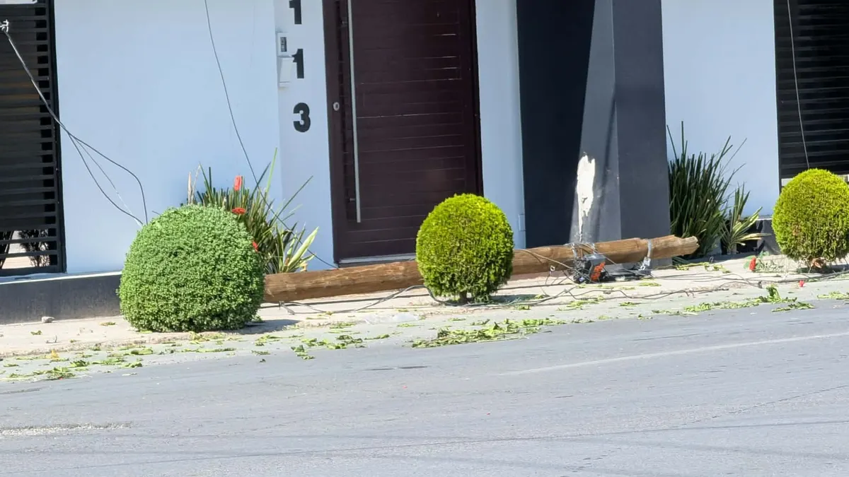 Tractocamión engancha cables y tira poste en la colonia Partido Romero