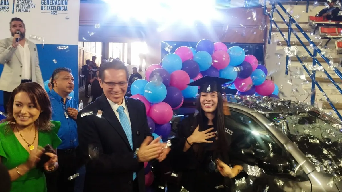 Entregan auto último modelo a egresada de la UACJ con promedio de 9.93