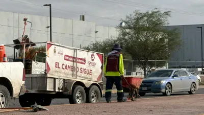 Retiran maleza y tierra en bulevar Independencia y Juan Pablo II