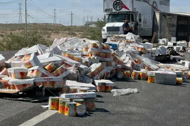 Choque deja dos heridos y carga de alimentos enlatados regada en la Panamericana