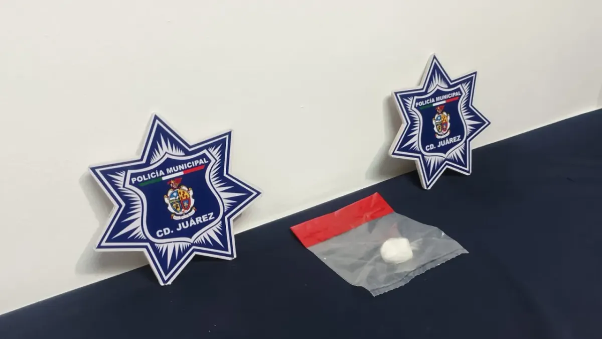 Sorprenden agentes a sujeto y le aseguran presunto cristal en Juárez