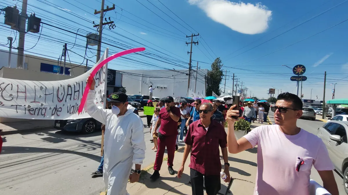 Marchan trabajadores del IMSS en Juárez contra acuerdos sindicales