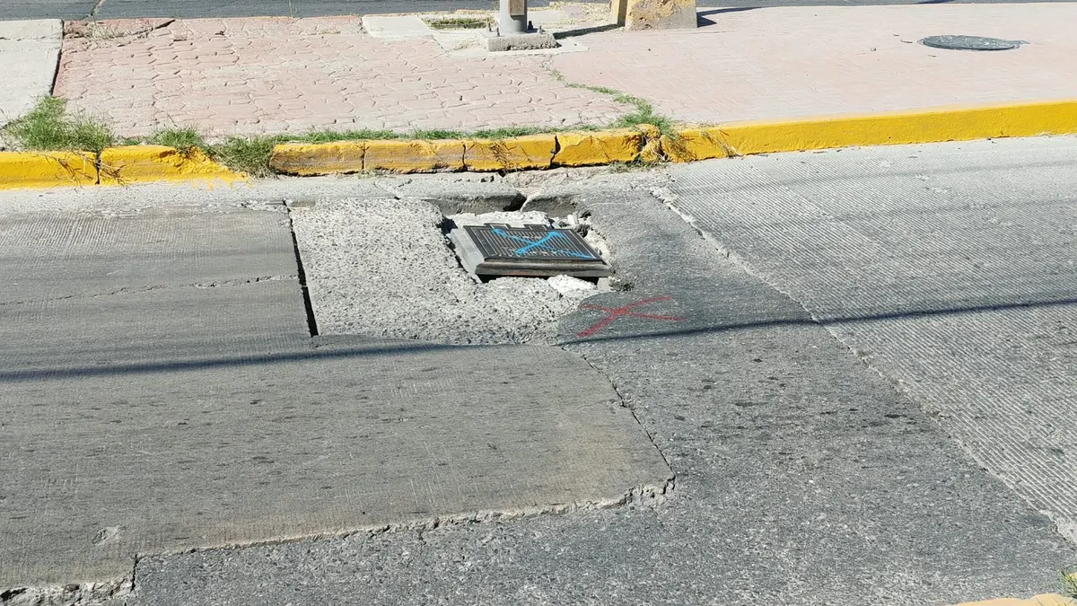 Registro dañado en la J. Bermúdez pone en riesgo a conductores