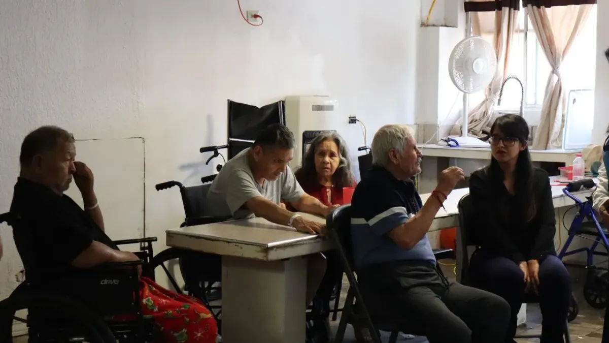 Dona Canaco Juárez colchonetas e insumos al asilo Ancianos Desamparados