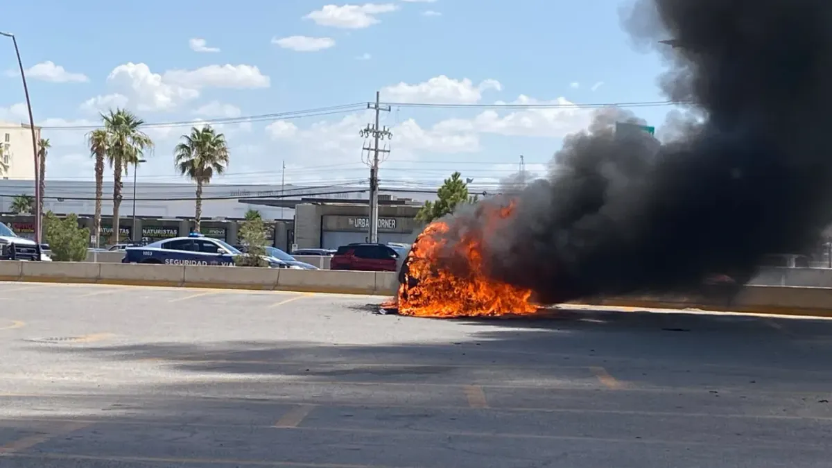 Se incendia camioneta en Las Misiones; Bomberos controlan el fuego