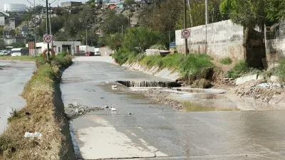 Lluvias arrancan pavimento en la Felipe Ángeles y dañan viviendas