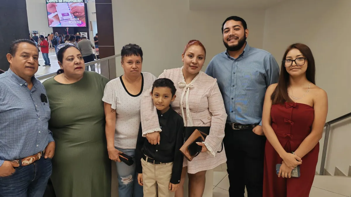 Parejas desafían superstición y se casan en martes 13 en Pueblito Mexicano