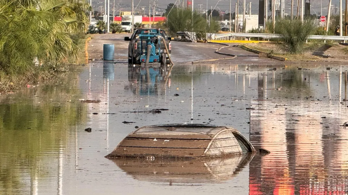 Despliegan operativo para drenar paso a desnivel inundado en Las Torres